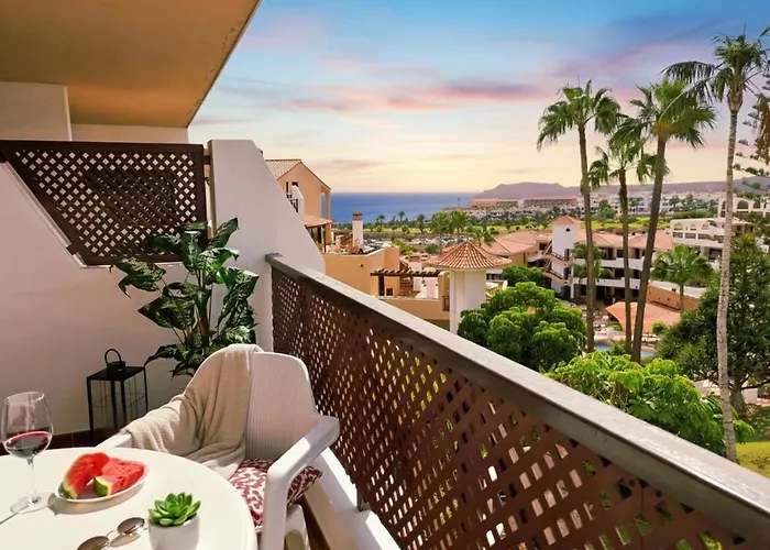 Strelitzia - Ocean View & Heated Pool Apartment